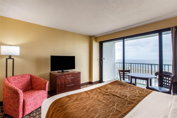 COMFORT INN AND SUITES OCEANFRONT (Virginia Beach)
